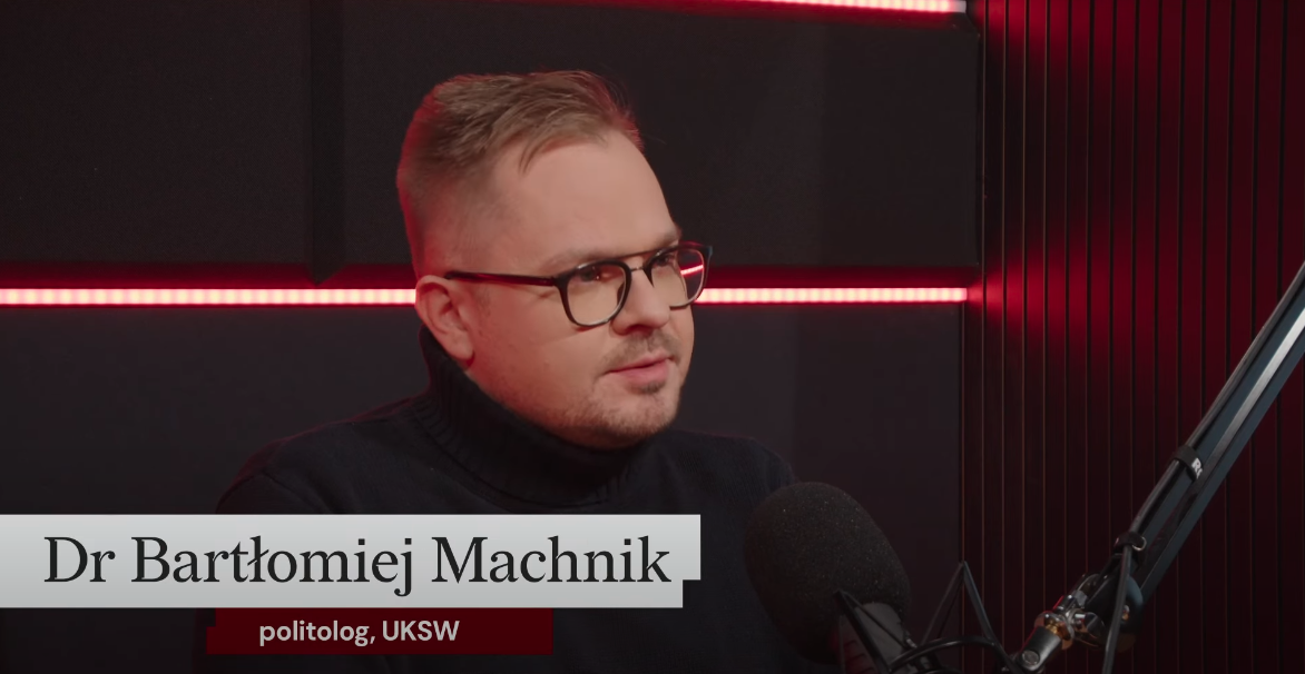 Dr Bartłomiej Machnik podczas nagrania podcastu